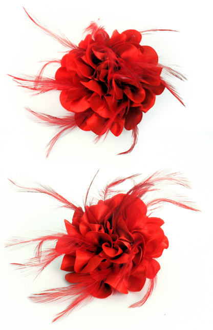 Flower with feathers on pin red