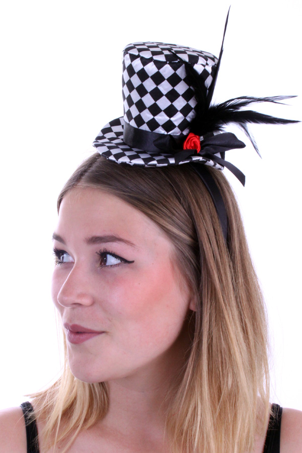 Mini hat black / white checkered with rose and feathers