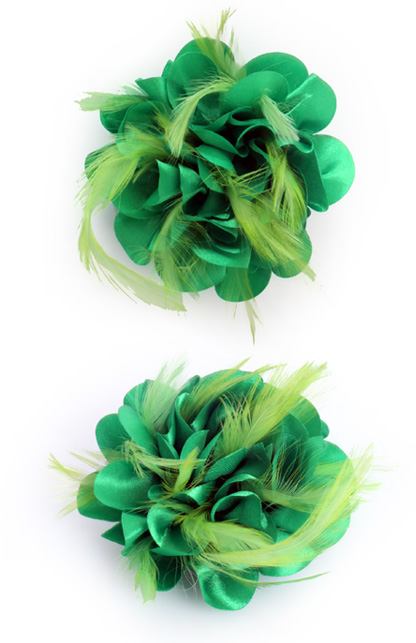 Flower with feathers on pin green